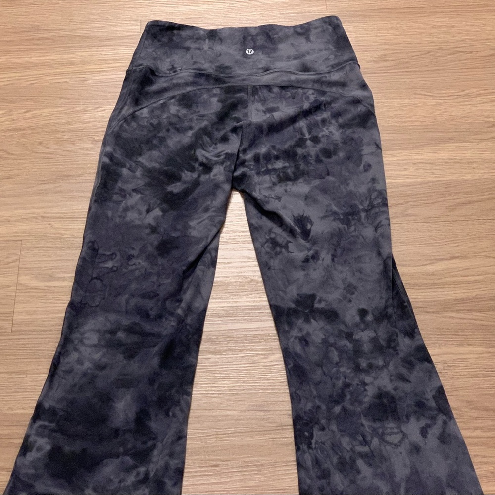 Lululemon Groove Super-High-Rise Flared Pant Nulu Diamond Dye Pitch Grey Size 8 - Picture 15 of 15